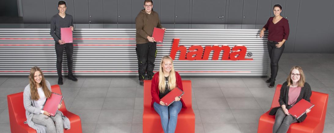 Fünf der insgesamt acht ausgezeichneten Hama Azubis: Mona Langer, Jennifer Wittich und Pia Michel (vordere Reihe von links) sowie Robin Schindler und Patrick Gruber mit Stefanie Winter vom Hama Ausbildungsteam (hintere Reihe von links). Leider konnten Christine Herzer, Michael Behringer und Marie-Theres Feldengut nicht am Fototermin teilnehmen.