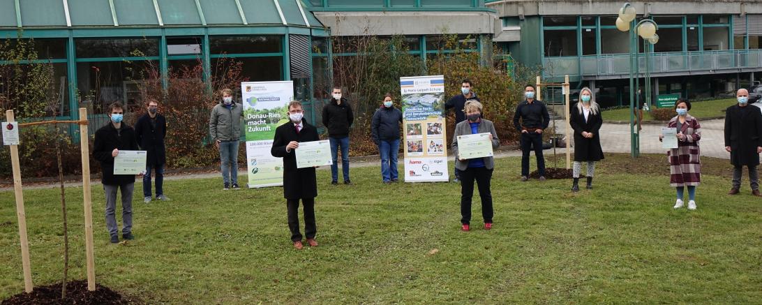 v.l.n.r.: Arved Hein (Projektkoordinator Landratsamt Donau-Ries), Sebastian Storch (Kreisfachberater für Gartenkultur und Landespflege), Paul Buß (Kreisfachberater für Gartenkultur und Landespflege), Landrat Stefan Rößle, Uli Spitzenpfeil (SMV), Verena Kugler (Lehrkraft und Umweltbeauftragte der Hans-Leipelt-Schule), Markus Sauset (Verbindungslehrer), Doris Barth-Rieder (Schulleiterin), Vian Liu (Verbindungslehrer), Leonie Roßkopf (SMV), Vera Schmitz (SMV), Josef Stempfle (Elternbeirat).