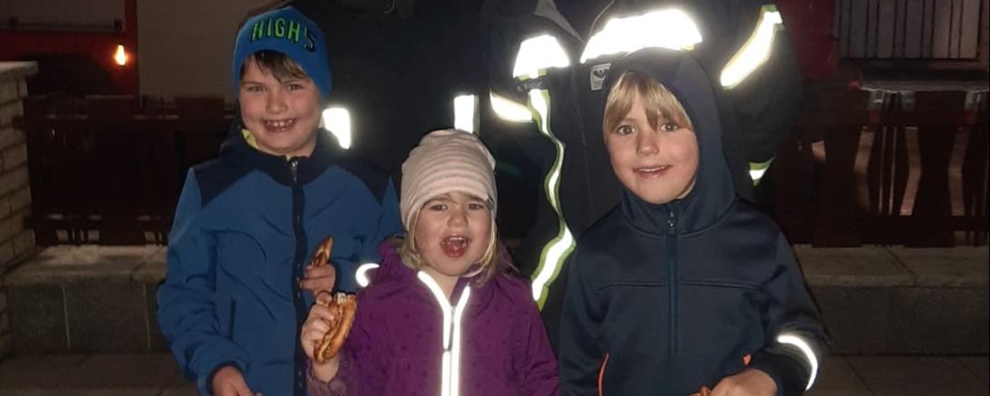 Feuerwehr Otting mit Kindern an St. Martin