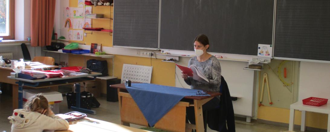 Die Journalistin Petra Plaum hatte den Kindern drei Kurzgeschichten mitgebracht und gab ihnen Ideen für eigene Erzählungen mit auf den Weg