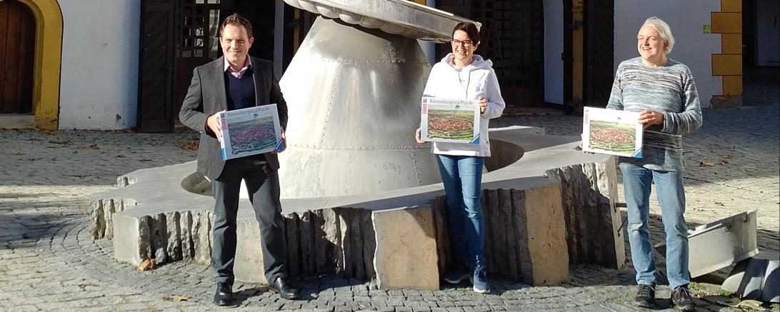 Von links: Daniel Wizinger (Leiter Tourist-Information), Susanne Vierkorn (Stadtmarketing), Jürgen Möhnle (Spielwaren Möhnle)