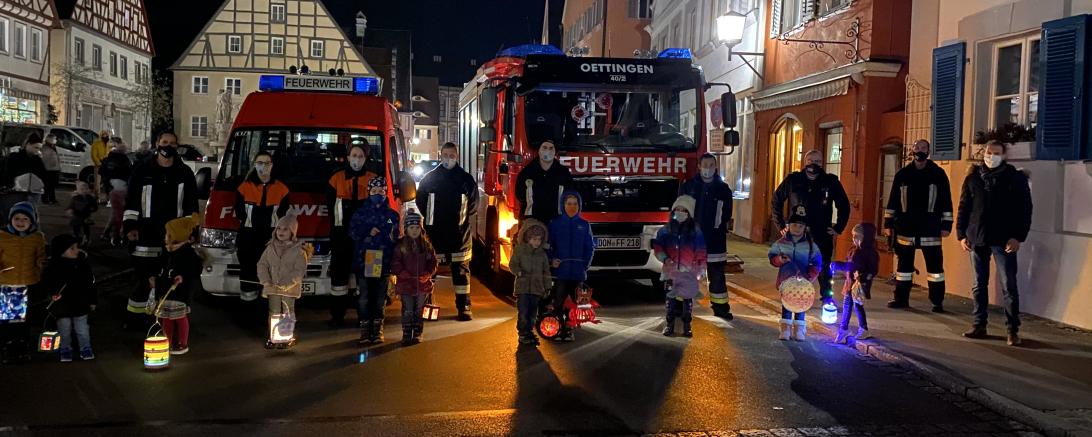 Die Feuerwehr Oettingen und ein paar Kinder am Laternenumzug.