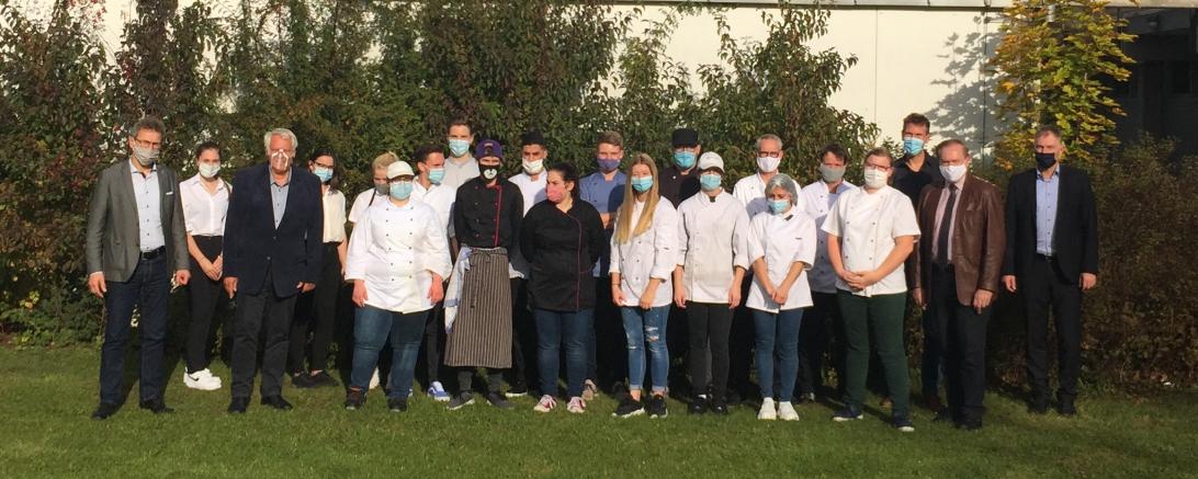 Das Bild zeigt die Beteiligten am Wildprojekt der Ludwig Bölkow Berufsschule