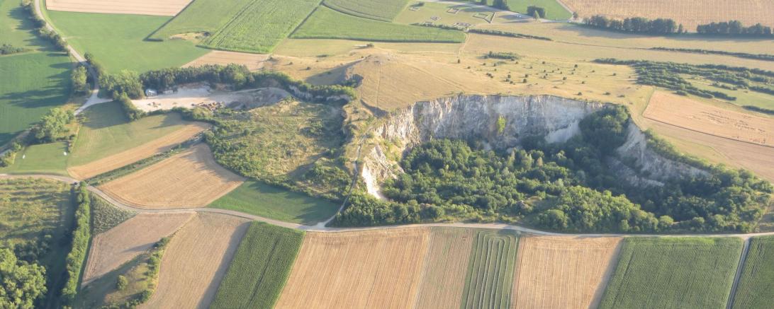 Blick auf die Steinbrüche bei den Ofnethöhlen (Holheim); rechts der ehemalige Steinbruch Fuchsloch. 