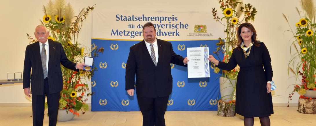 Auf dem Bild zu sehen (von links): Landesinnungsmeister Konrad Ammon jun., Harald Münzinger und Staatsministerin Michaela Kaniber. 