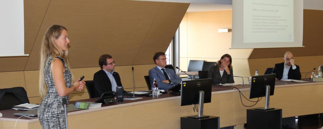 Konversionsmanagerin Barbara Wunder bei der Vorstellung der Maßnahmen und Projekte vor dem Lenkungsgremium des Konversionsmanagement Donau-Ries im Jahr 2020.  V.l.n.r.: Barbara Wunder, Stabsstellenleiter Klemens Heininger, Landrat Stefan Rößle, Monika Kehoe vom bayerischen Wirtschaftsministerium und Silvan Weigand von der Regierung von Schwaben 