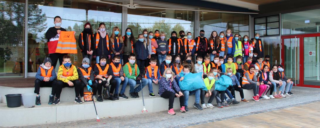 Schüler mit Warnwesten vor der Grund- und Mittelschule Oettingen