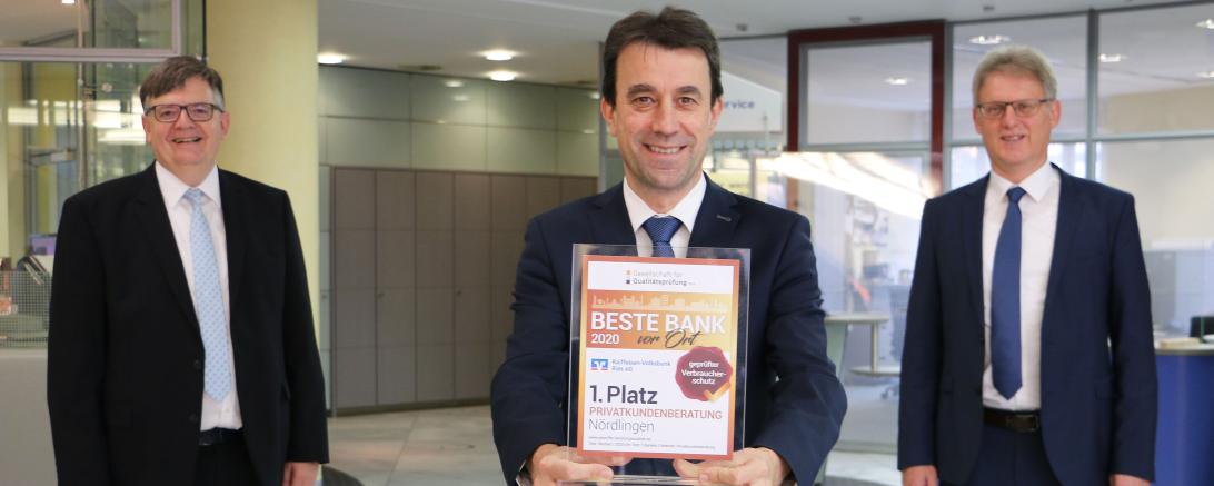Paul Ritter, Michael Sandmaier und Bernhard Ströbele präsentieren Auszeichnung „Beste Bank vor Ort“