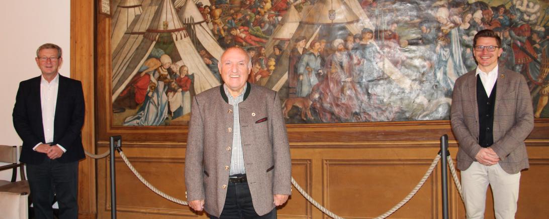 Das Bild zeigt von links Hauptamtsleiter Peter Schiele, Rudi Beck und Oberbürgermeister David Wittner. 