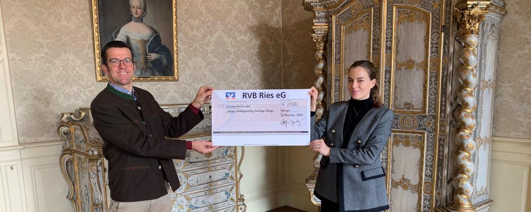 Roland Wiedenmann von der fürstlichen Verwaltung überreicht den Scheck über 1.500 € an I.D. Erbprinzessin Cleopatra zu Oettingen-Spielberg