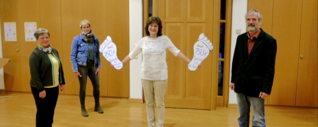 Freuen sich über die großzügige Spende: vlnr.: Helga Rummel, Seniorenkreis Alerheim, Elke Thum, Vertrauensfrau Kirchenvorstand Alerheim, die Spenderin Gerda Bachmann, Helmut Weiß, Diakonie Donau-Ries.