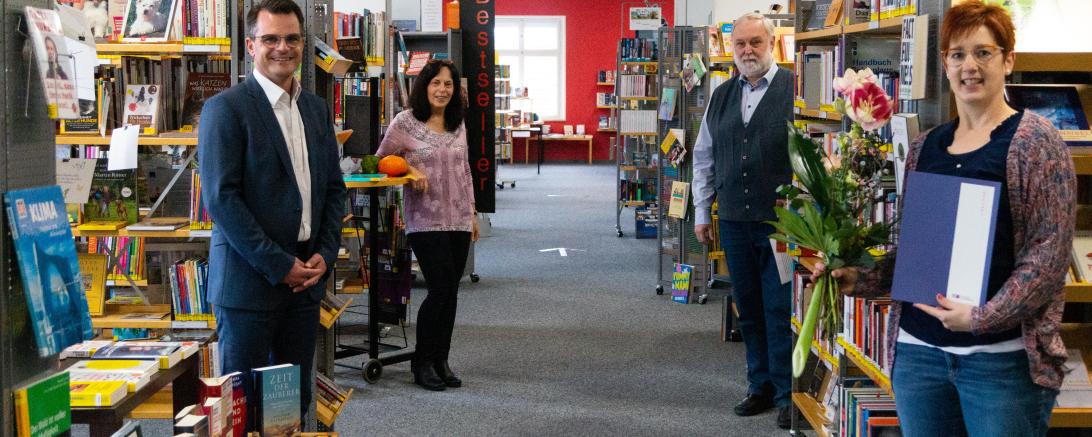 Das Bild zeigt Oberbürgermeister Sorré, Martina Dietrich, Hauptamtsleiter Roland Braun und Bibliotheksleiterin Evelyn Leippert-Kutzner.