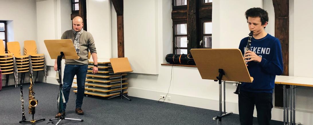 Das Bild zeigt den Unterricht eines Schülers.