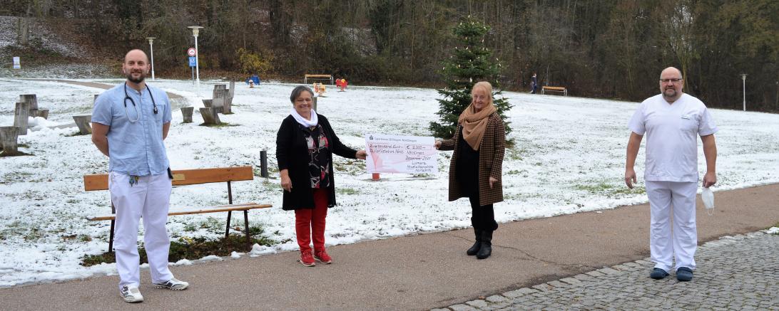 Das Bild zeigt (von links nach rechts) Oberarzt Thomas Hofmann, Brigitte Weng (Geschäftsführerin LUMARA), Emma Lutz (Geschäftsführerin LUMARA) und Wolfgang Schnitker (Pflegefachkraft Stiftungskrankenhaus Nördlingen) bei der Spendenübergabe vor dem Stiftungskrankenhaus.