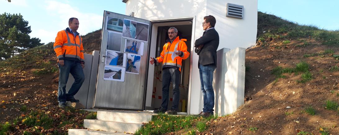 Das Bild zeigt Wassermeister Frank Schmidtkunz und Technischer Werkleiter Stadtwerke Martin Bickelein mit Oberbürgermeister David Wittner vor dem erneuerten Hochbehälter auf dem Kirchberg bei Schmähingen.
