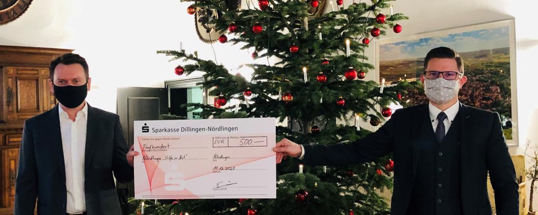 Stefan Kirchner überreicht Oberbürgermeister David Wittner eine großzügige Spende über 500 Euro für die „Nördlinger Hilfe in Not“