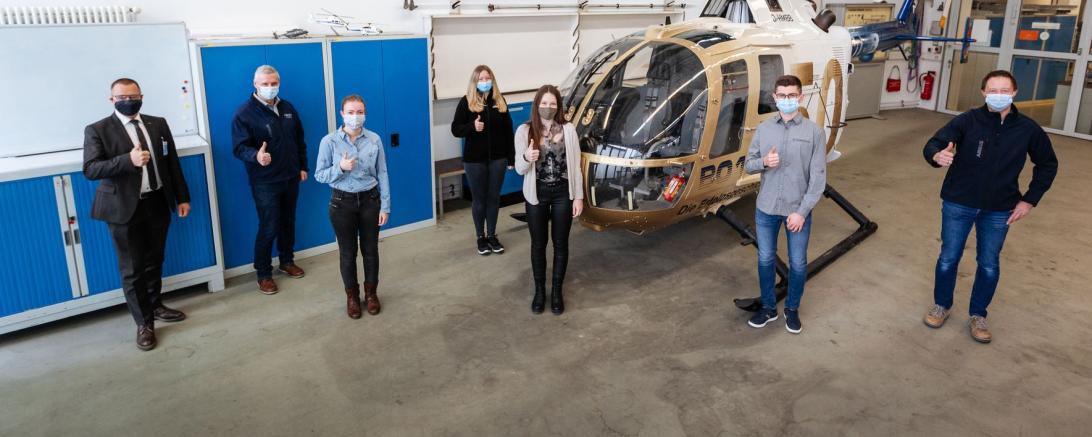 Traumjob und Spitzen-Ergebnisse: Die erfolgreichen Auszubildenden von Airbus Helicopters freuen sich mit ihren Ausbildern: (von links) Joachim Herfert, Friedhelm Widemann, Clara Rumstadt, Jaclyn König, Sofie Dannemann, Jannik Trollmann, Martin Hofmann. 