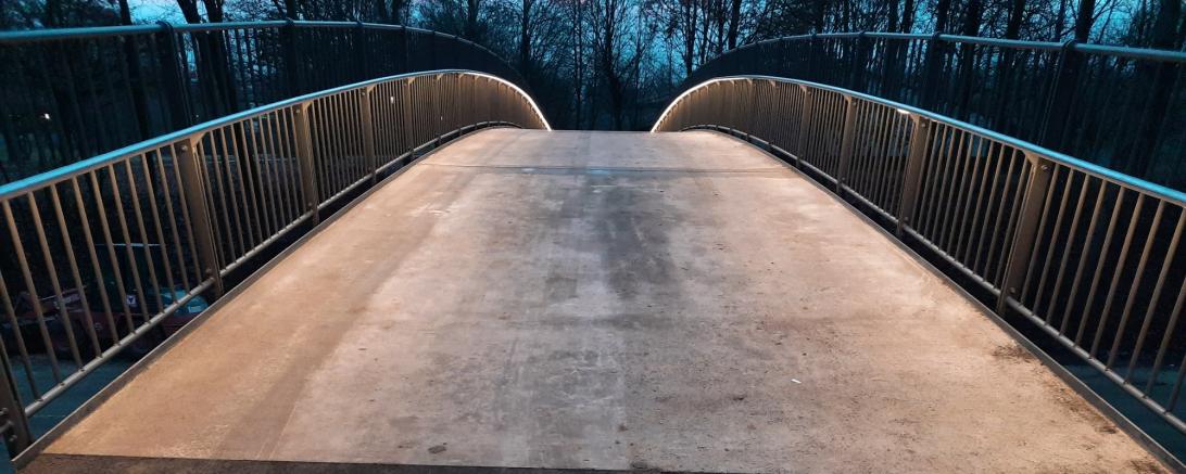 An der neuen Stahlbrücke über die „Krankenhausstraße“ ist ein LED Band eingebaut.
