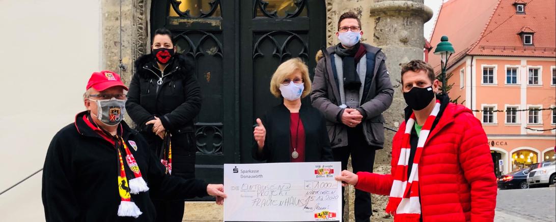 Die VfB Freunde Donau-Ries übergeben 1.000 Euro an das Frauenhaus Nordschwaben. Vorne (v.l.): Präsident Thomas Reiners und Vorstandsmitglied Gregor Bitterlich von den VfB Freunden Donau-Ries Mitte: Ursula Kneißl-Eder vom Frauenhaus Nordschwaben. Hinten (v.l.): Manuela Limbeck vom Frauenhaus Nordschwa-ben, Oberbürgermeister David Wittner