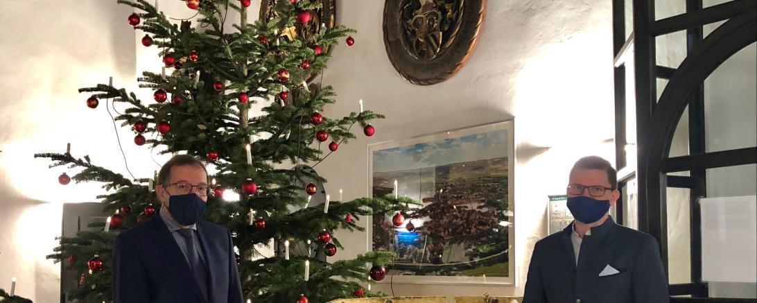 Personalratsvorsitzender Herman Häfele und Oberbürgermeister David Wittner mit den Spenden im Foyer des Rathauses. 