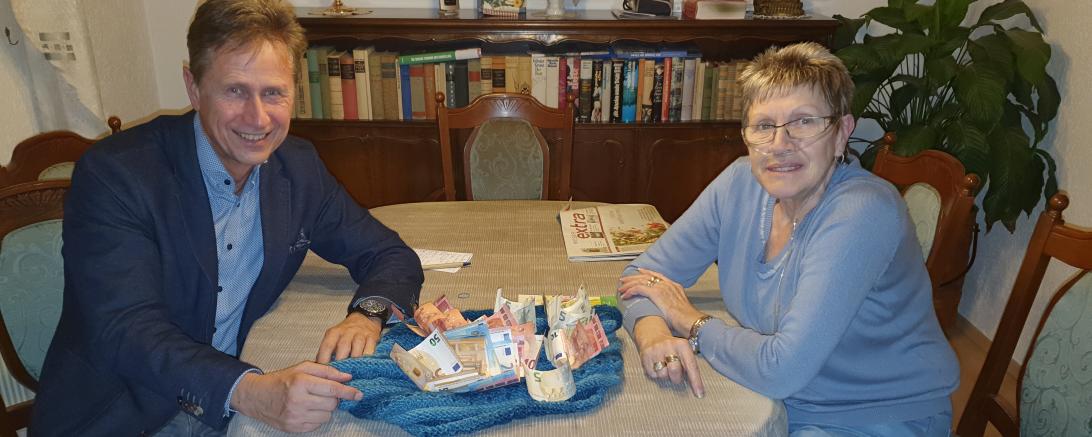 Martin Obermann und Agnes Allgeier bei der Spendenübergabe. 