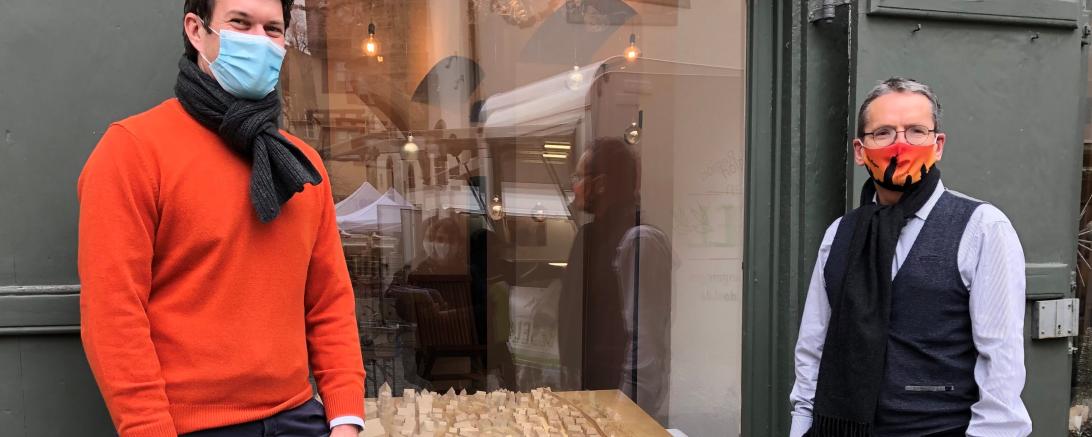 Sebastian Haag, Vertreter der Eigentümerfamilie des ehemaligen Anker-Areals und Dipl.-Ing. Architekt Reiner Schlientz präsentieren das im Schaufenster der Genuss Boxen (Tanzhaus, Marktplatz 15) ausgestellte Modell zu den Planungen für das Eger-Viertel. 