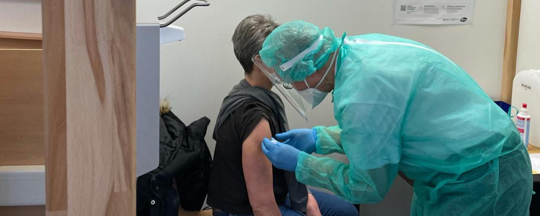 Das Bild zeigt eine der ersten Impfungen im Impfzentrum in Nördlingen.