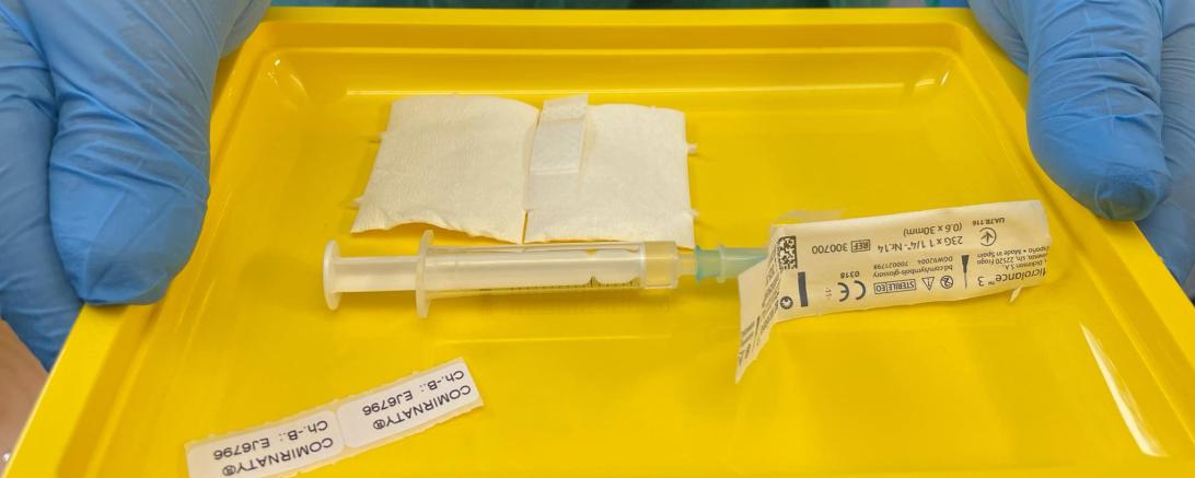 Das Bild zeigt ein Tablet im Impfstoff im Impfzentrum Nördlingen.