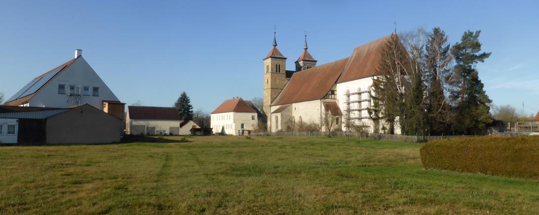 Das Bild zeigt, dass im Vorjahr erworbene Grundstück zwischen Klosterkirche, Prälatur und Mehrzweckhalle wird als künftige „Klosterwiese“ im Zentrum der Planungen stehen.