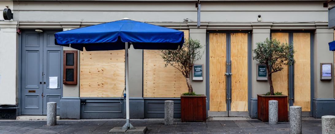 Mit Brettern vernagelte Restaurantfront