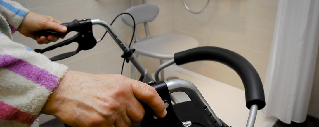 Barrierefreie Dusche: Mit Blick auf den demografischen Wandel fordert die IG BAU mehr Anstrengungen beim altersgerechten Bauen und Sanieren.