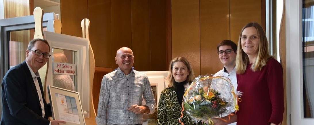 Fensterbauer des Jahres 2020 in der Kategorie Produktentwicklung und Fertigung ist die Firma Schreinerei Ziegelmeier in Nördlingen; im Bild Reinhold Kober, Gunter Ziegelmeier, Julia Ziegelmeier, Philipp Ziegelmeier, Manuela Mayer (v.li.).