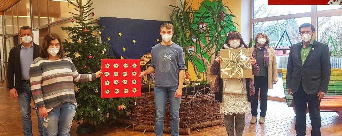 Das Bild zeigt: Vordere Reihe von Links: SchulsprecherInnen Lorena, Marius und Anna-Lena und Spender Gerhard Strobel Hinten von Links: Leitung der Heilpädagogischen Tagesstätte Timm Albert und Schulleitung Gabriele Allgayer Im Detail oben rechts: Weihnachtssterne mit eingelaserten Namen.