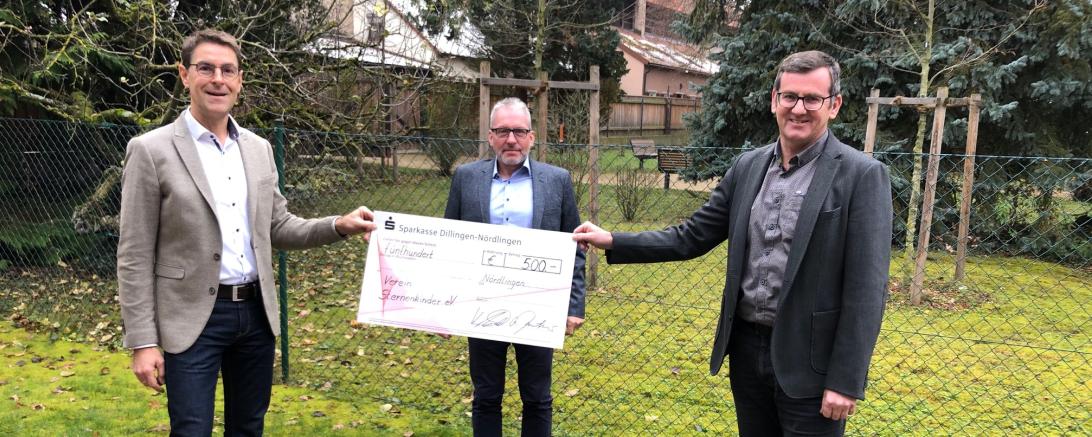 Auf dem Bild zu sehen (von links). Klaus Gerstmeier (Fa. Wolf & Gerstmeier) Manfred Steger (Verein Sternenkinder) und Vitus Wolf (Fa. Wolf & Gerstmeier).  