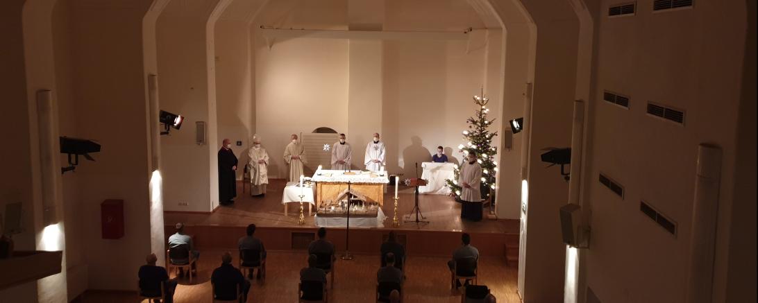 Weihnachtsgottesdienst mit Bischof von Augsburg Dr. Bertram Meier im Kinosaal der JVA Kaisheim