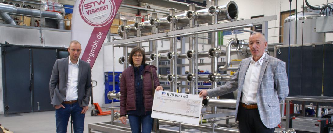 Das Bild zeigt die Spendenübergabe an die „Alpenverein Sektion Nördlingen“.