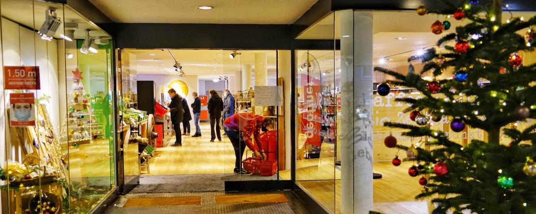 Eingang des Stadtladens Donauwörth mit Weihnachtsbaum