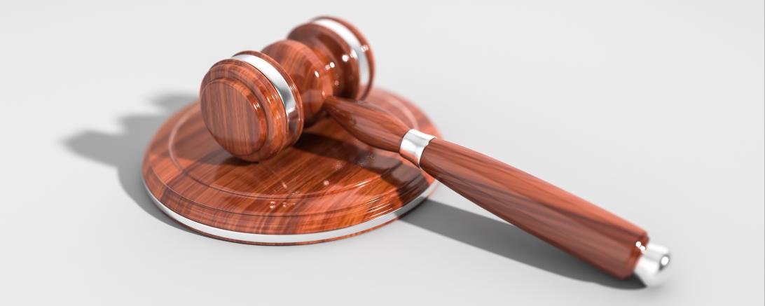 Hammer auf Holzplatte