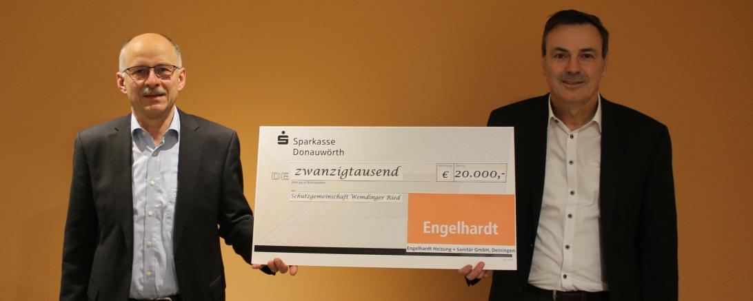 Johannes Ruf und Dieter Engelhardt mit Spendenscheck