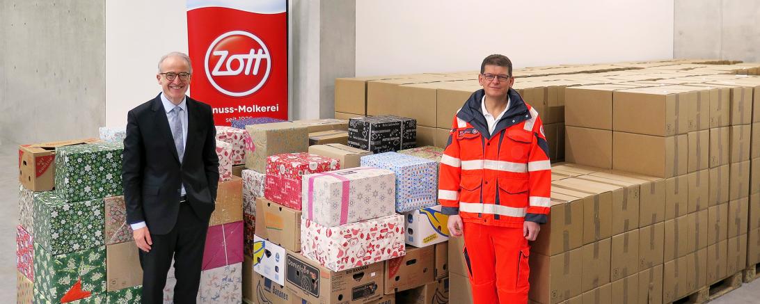 Anton Hammer und Markus Kristen vor Paketen und Zott-Logo