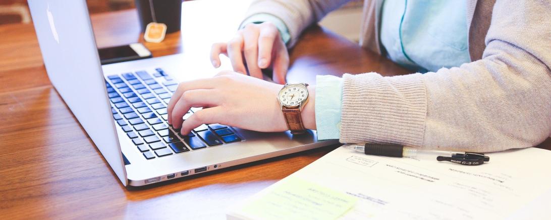 Das Bild zeigt einen Laptop.