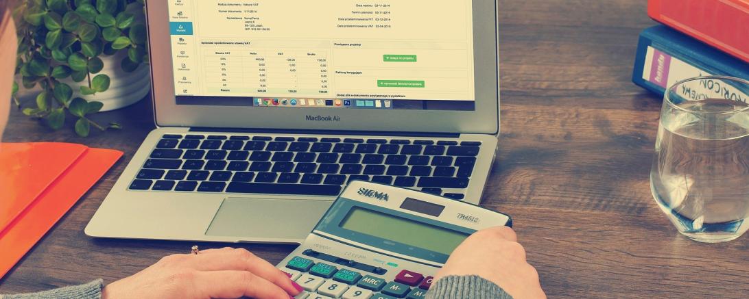 Das Bild zeigt eine Frau vor einem Computer.