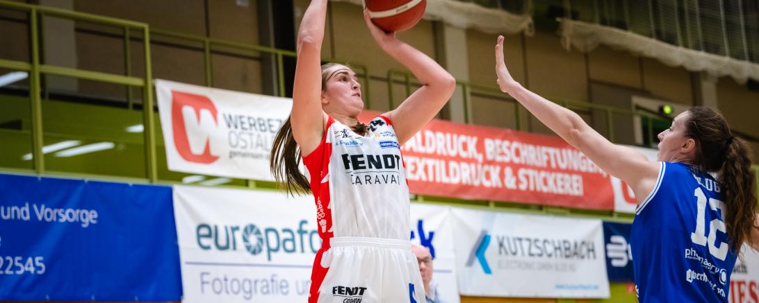 Basketballspielerin setzt an zum Wurf
