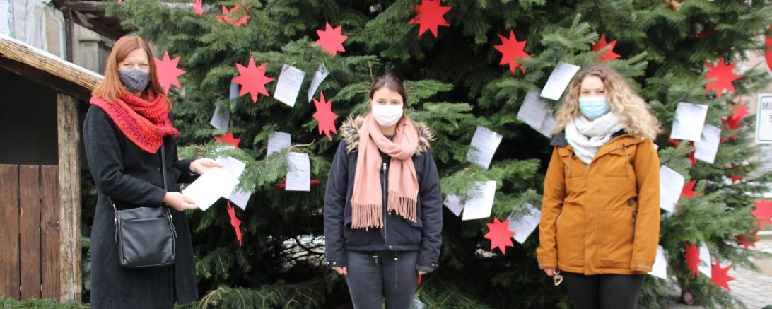 Tira Ortler, Ramona Huggenberger und Tanja Stark vor Weihnachtsbaum Nördlingen