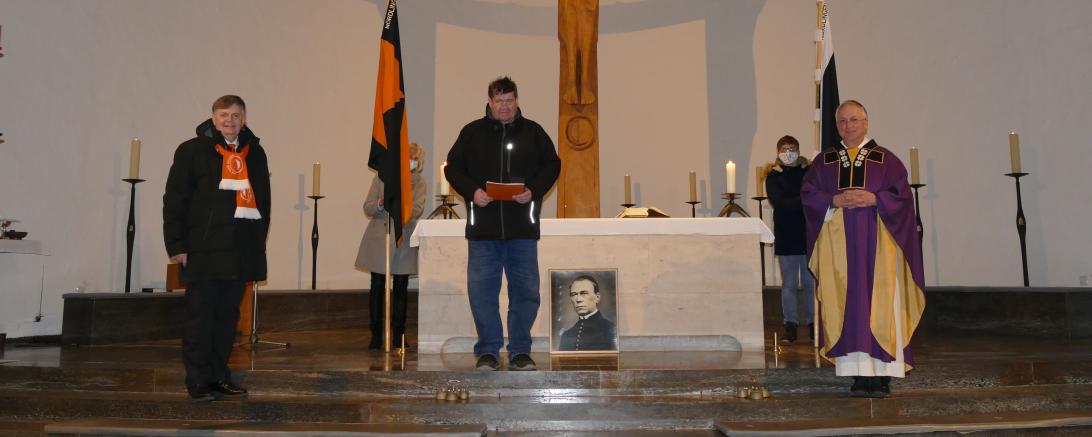 Das Bild zeigt die Ehrung von Konrad Häfele in der St. Josef Kirche