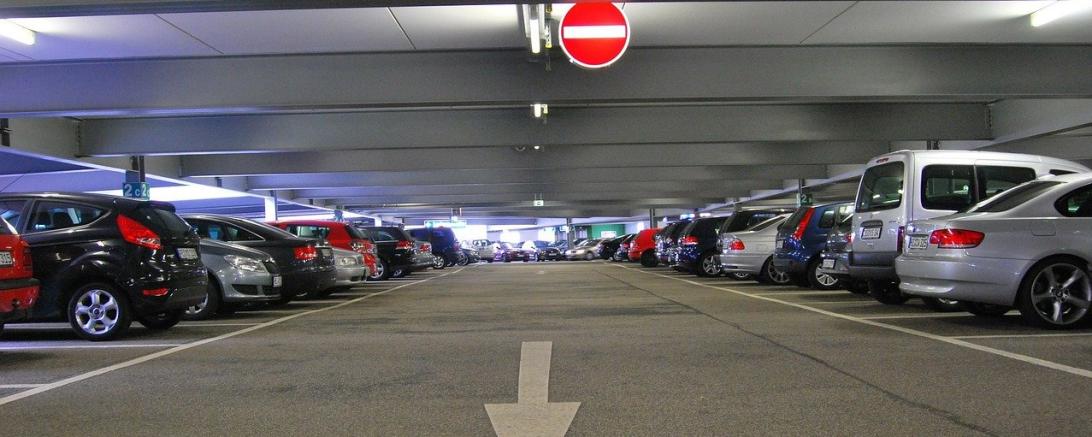 Das Bild zeigt die Ebene eines Parkhauses