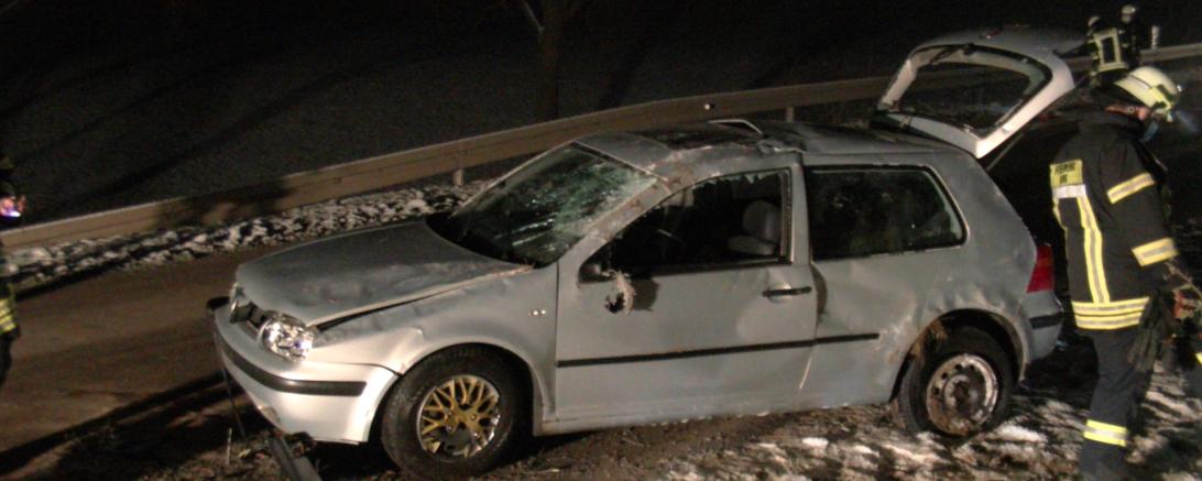 Silberner VW Golf nach Unfall, mit Feuerwehrleuten
