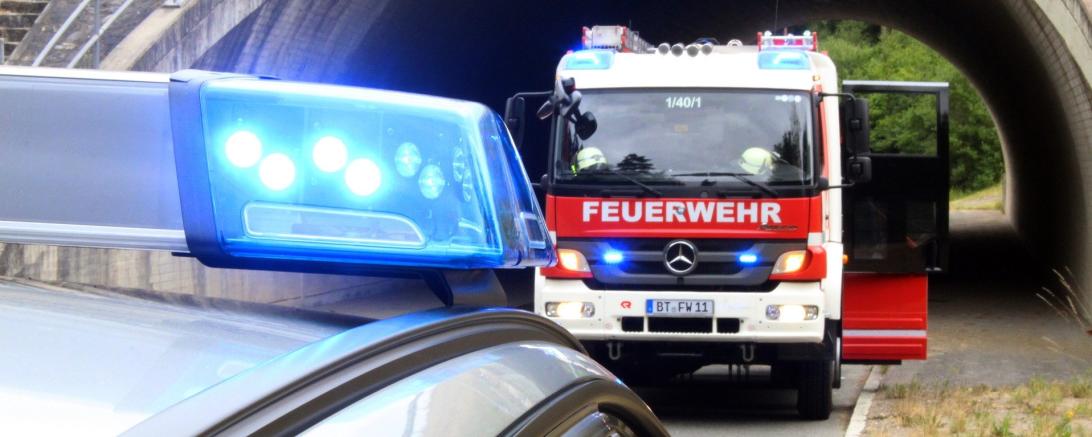 Das Bild zeigt ein Feuerwehrauto sowie Blaulicht