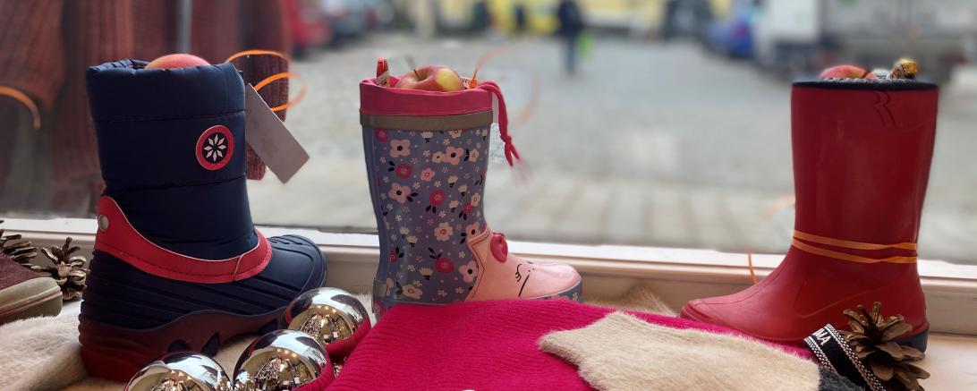 Das Bild zeigt Kinderstiefel im Schaufenster