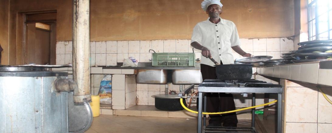 Das Bild zeigt die Schulküche in Kenia.